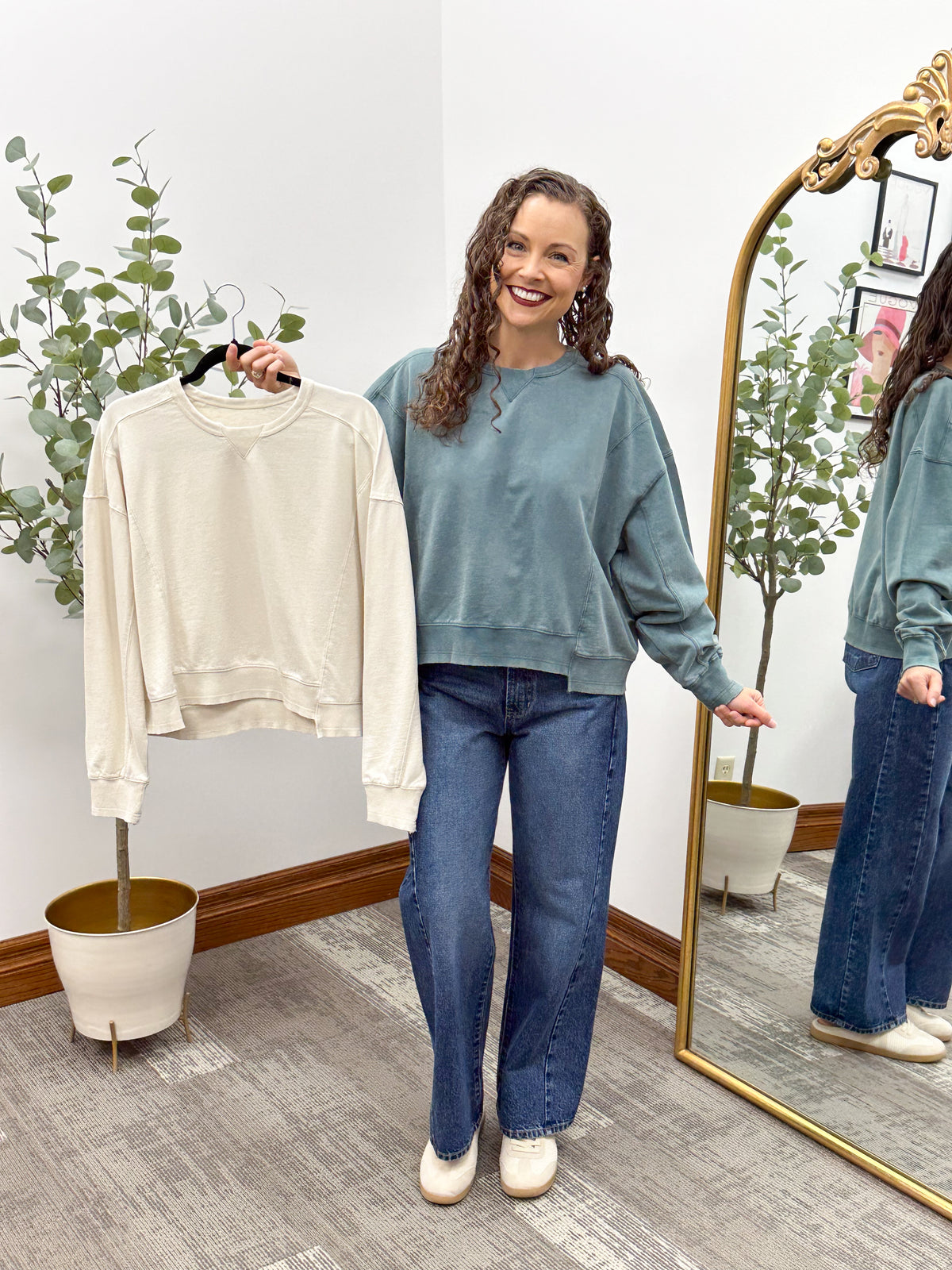 Uneven hem crewneck sweatshirt