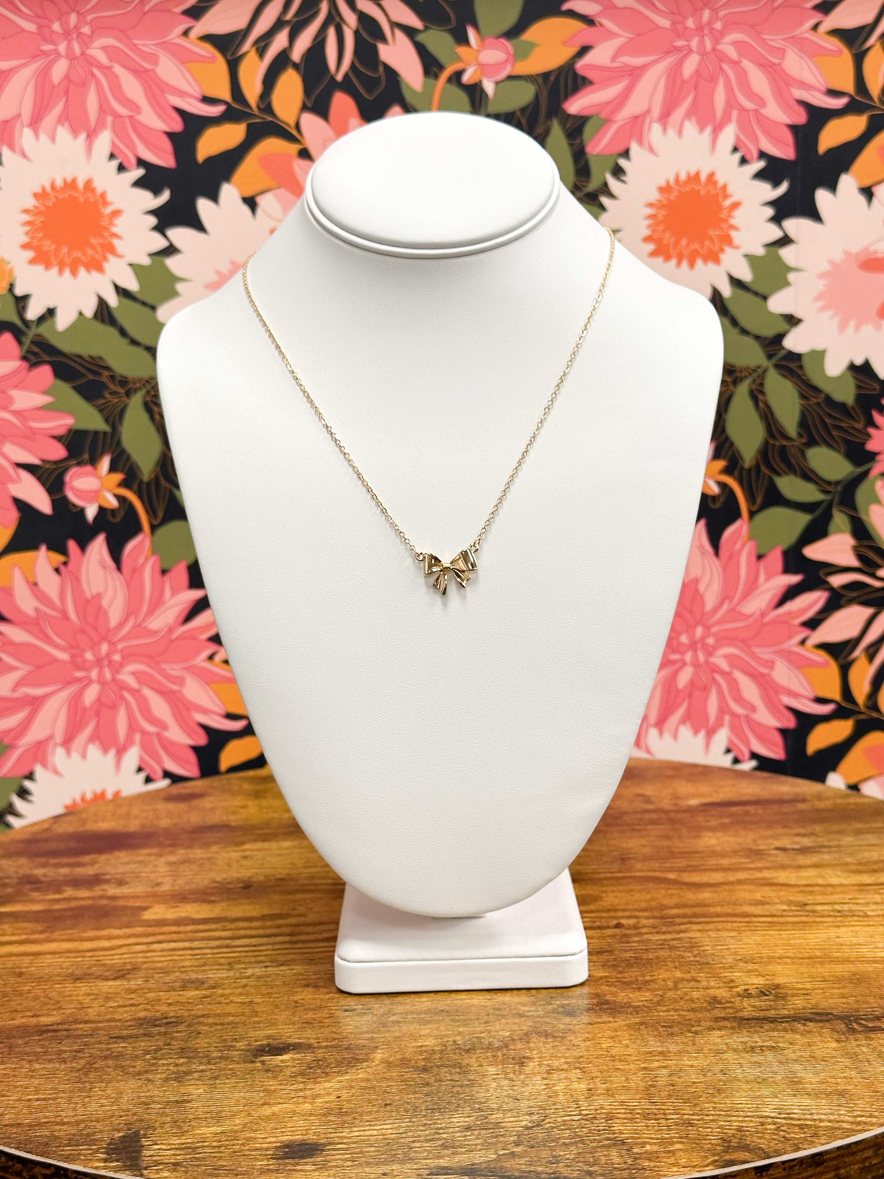 Bow necklace