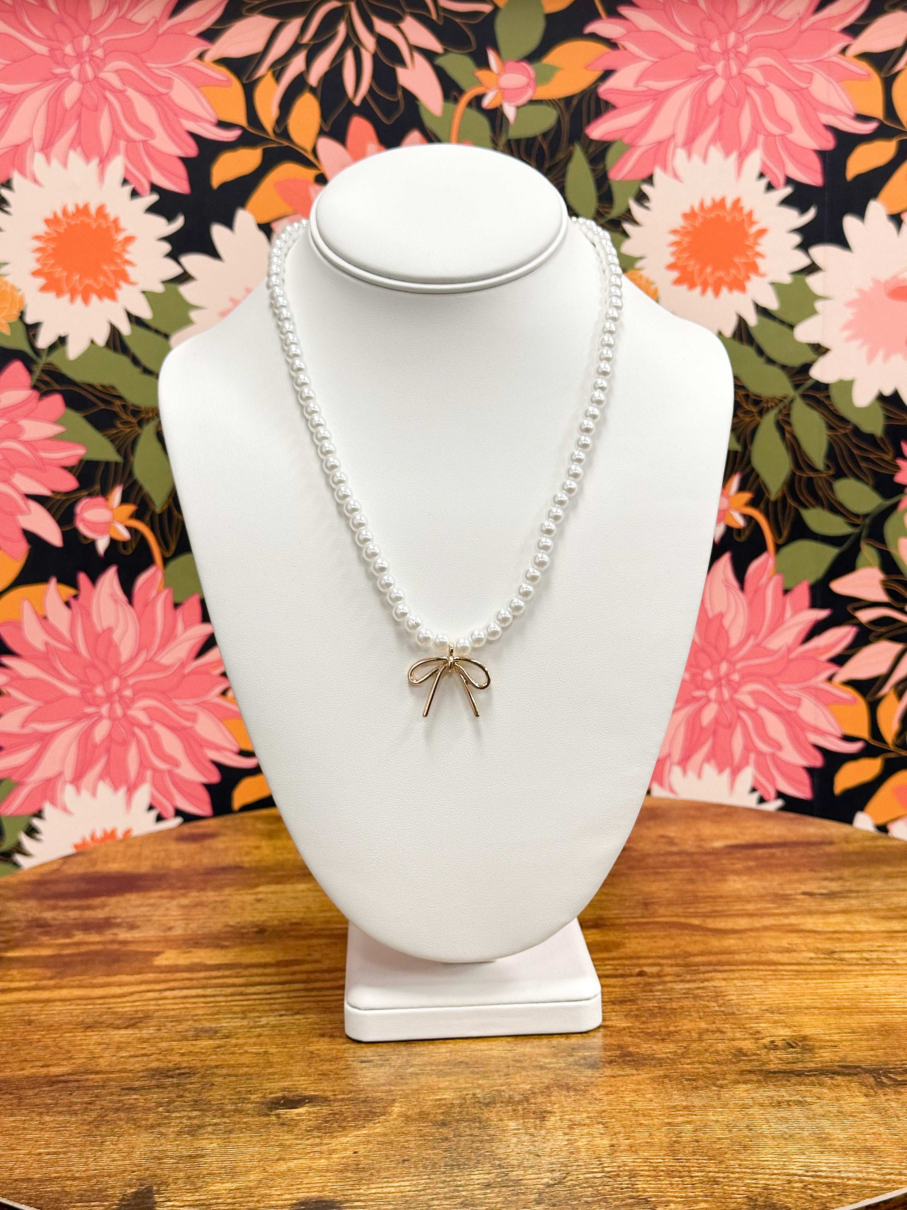 Pearl necklace with bow charm