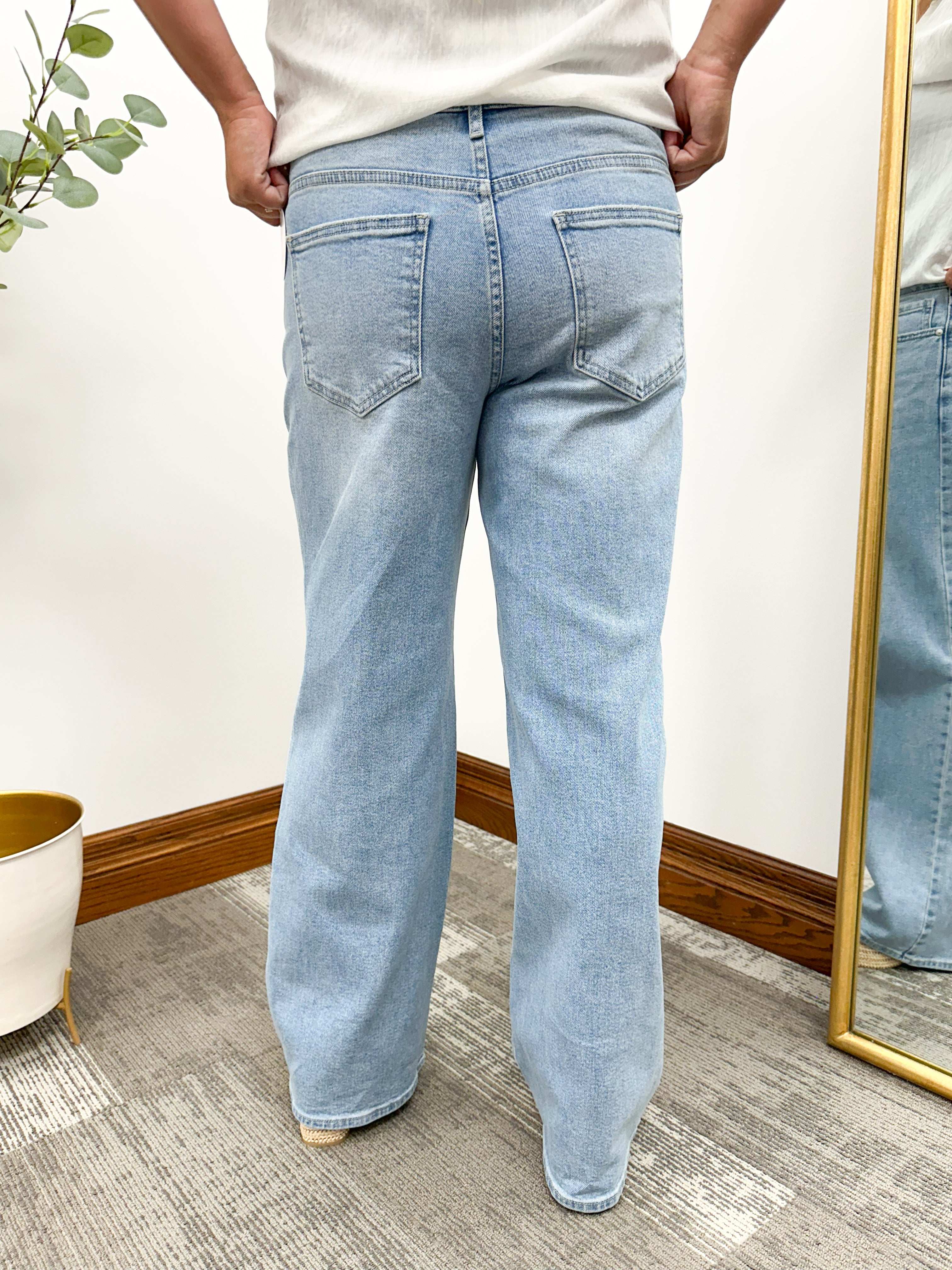 Light Wash HR Straight Leg Jeans