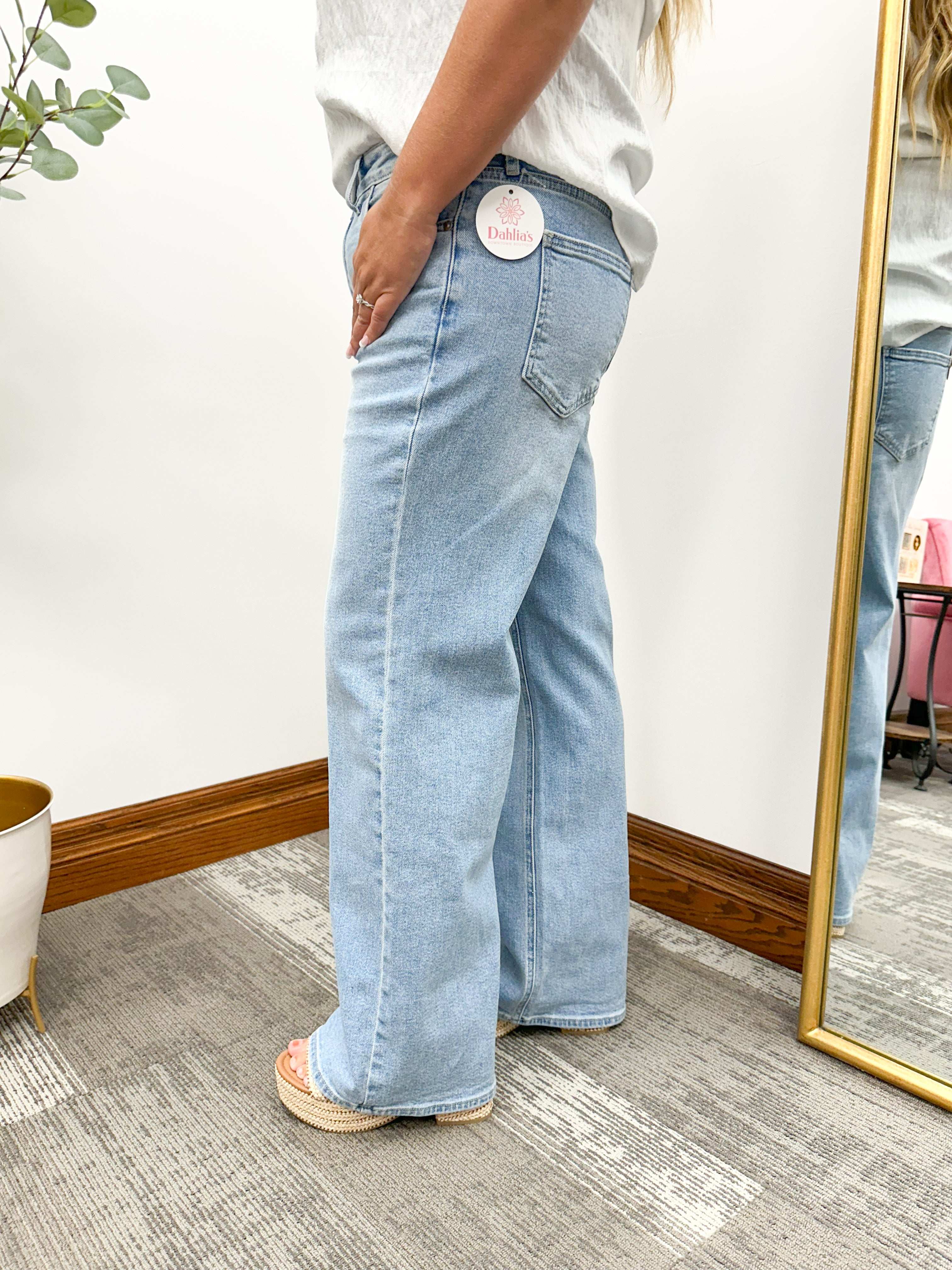 Light Wash HR Straight Leg Jeans