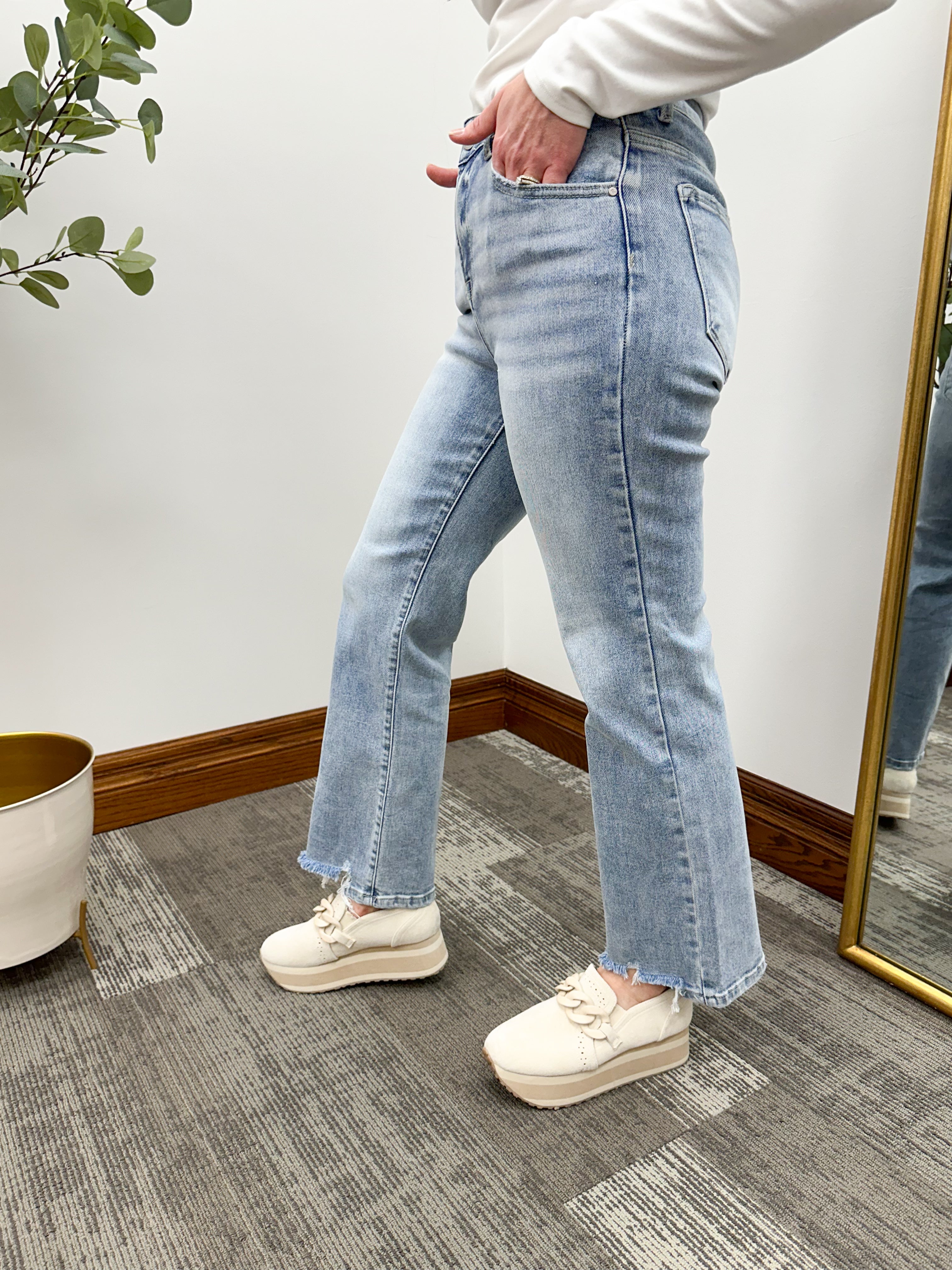 Laura HR Ankle Straight Jeans