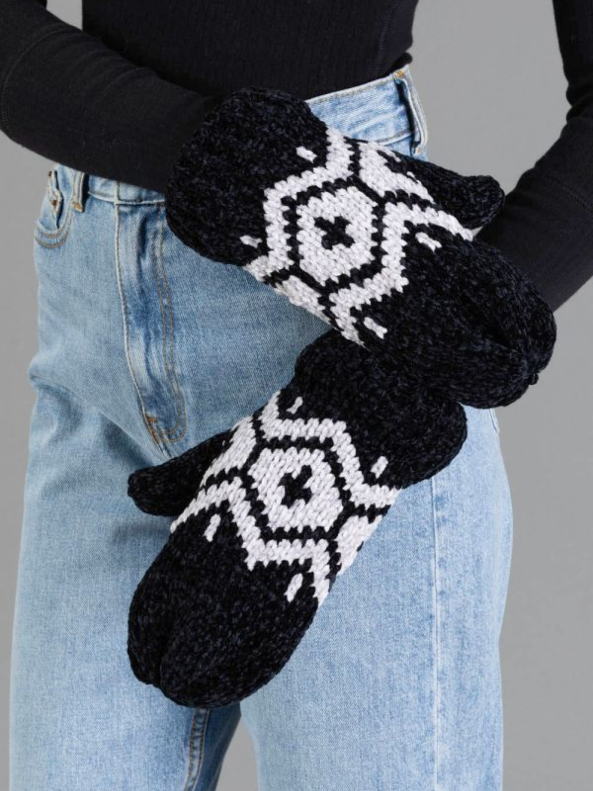 Black & Light Gray Patterned Chenille Mittens