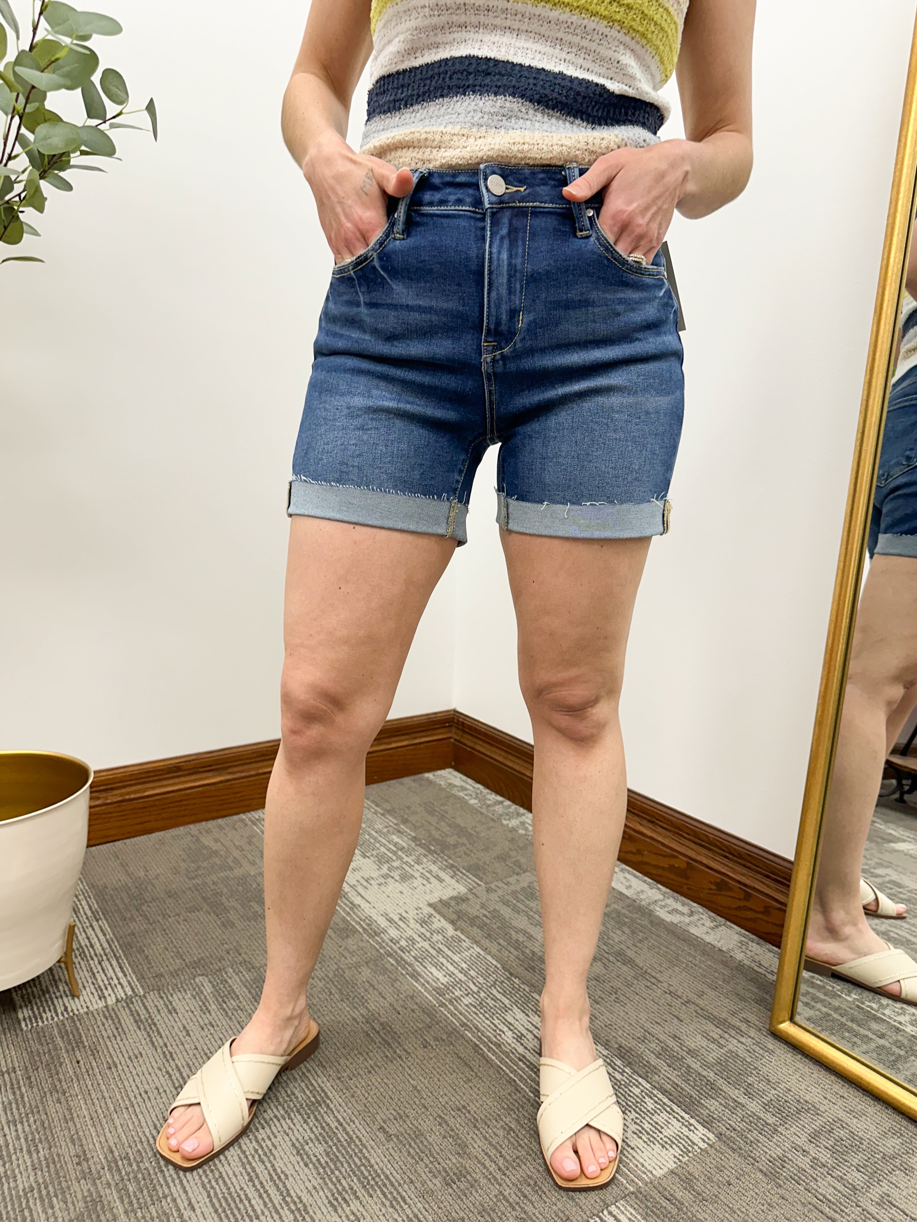 Cindy HR Dark Wash Shorts